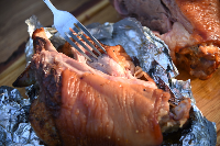 свиная лопатка в медовом маринаде в тандыре